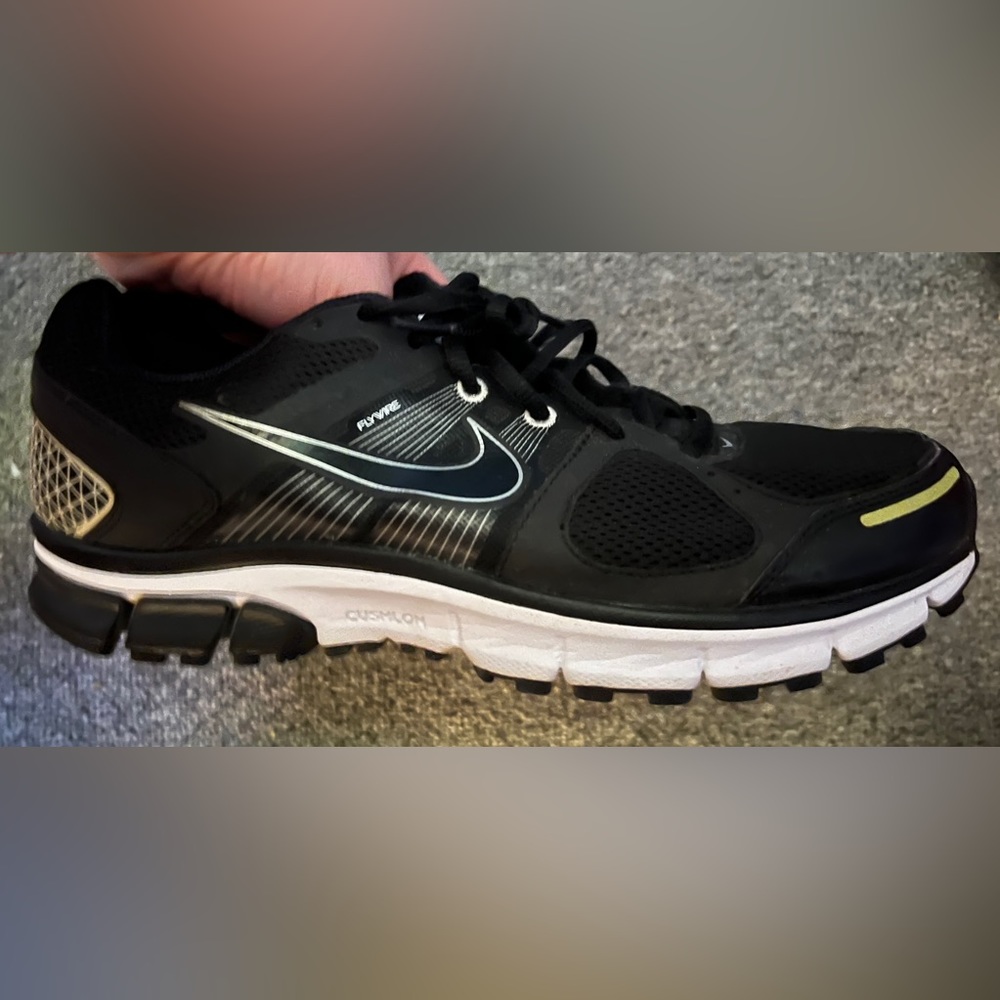 Nike Fitsole Flywore Cushlon Zoom Air sneakers! Black and white trim!